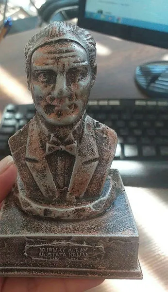 CHP'nin Konak İlçe Başkanı Çağrı Gruşçu'dan heykel rezaleti: Kim yaptıysa gözleri görmüyor-2