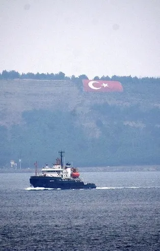 Rus askeri römorkörü 'Shakhter' Çanakkale Boğazı’ndan geçti