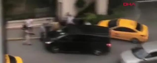 Esenyurtta Uber aracının önünü kesip şoförü tehdit ettiler!