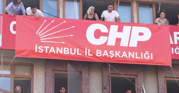 Mahkeme kararını hiçe sayan CHP Bahçelievler binasına İstanbul İl Başkanlığı yazısı astı