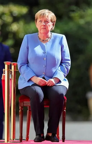 Almanya Başbakanı Angela Merkel Arnavutluk’taki resmi törene oturarak katıldı
