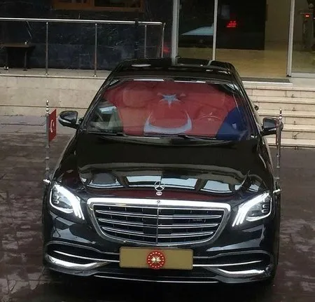 Cumhurbaskani Erdogan In Makam Aracinin Camina Turk Bayragi Yansidi Takvim