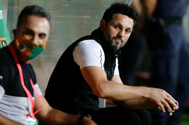 Aytemiz Alanyaspor teknik direktörü Erol Bulut'un zafer pozundaki Fatih Terim detayı!