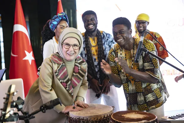 emine-erdogan-dunya-gonulluluk-gunu-kapsaminda-cumhurbaskanligi-kulliyesindeki-afrika-evi-programina-katildi-1670353397978.jpg Emine Erdoğan, Dünya Gönüllülük Günü kapsamında Cumhurbaşkanlığı Külliyesi'ndeki Afrika Evi programına katıldı-12