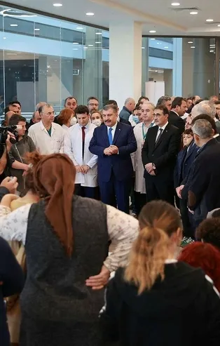 Bakan Fahrettin Koca tedavi gören madencilerin yakınlarıyla bir araya geldi