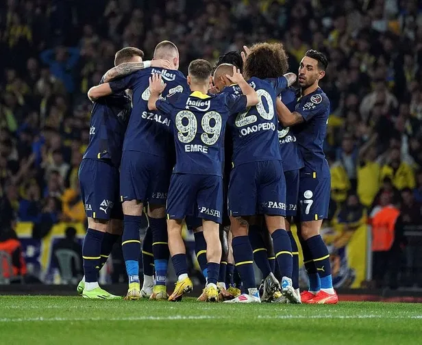 fenerbahce-istanbulspor-karsisinda-gol-oldu-yagdi-5-2-batshuayi-hat-trick-yapti-1667158965523.jpeg