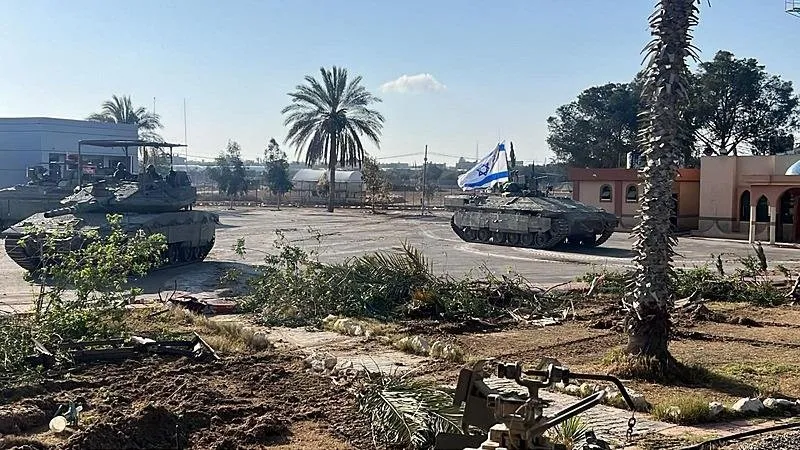 İsrail'in abluka altındaki Gazze Şeridi'ne yönelik acımasız saldırıları 214 gündür aralıksız devam ederken İsrail ordusu Refah Sınır Kapısı'nın Filistin tarafında kontrolü ele geçirdiği duyurdu. Bölgede İsrail bayrağı taşıyan tanklar ve sınır kapısı kaydedildi. (7 Mayıs 2024)