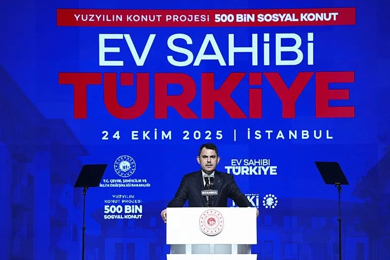 Çevre, Şehircilik ve İklim Değişikliği Bakanı Murat Kurum, İstanbul'da düzenlenen ʺEv Sahibi Türkiye Yüzyılın Konut Projesiʺ programına katılarak konuşma yaptı. (AA)