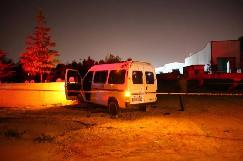Konya'da dehşet yaşandı! İki kardeşin bulunduğu araca kurşun yağdı: Minibüste 24 kurşun deliği var!-2
