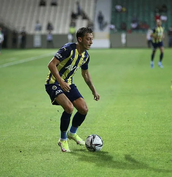 Fenerbahçe'de Mesut Özil krizi büyüyor! Derbi kadrosuna alınmadı-18