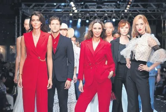 Defile hayran bıraktı