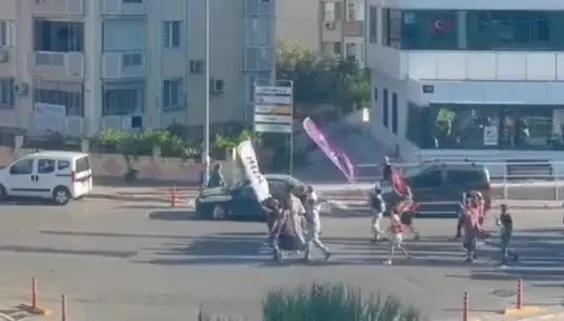 Kimler kimlerle beraber! CHP ve HDP flamalarıyla beraber yürüdüler