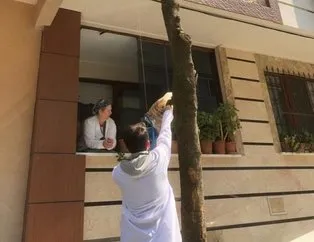 Vefa grupları ev ev ekmek dağıtımına başladı