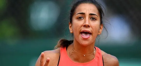 Milli tenisçi Çağla Büyükakçay Fransa Açık'ta (Roland Garros) tek kadınlarda rakibini yenerek ana tabloya yükseldi ve bir ilke imza attı