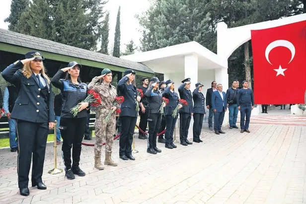 Şehitlikteki anma töreninde duygusal anlar: Tekerlekli sandalyesinde saygı duruşu için kalktı-1