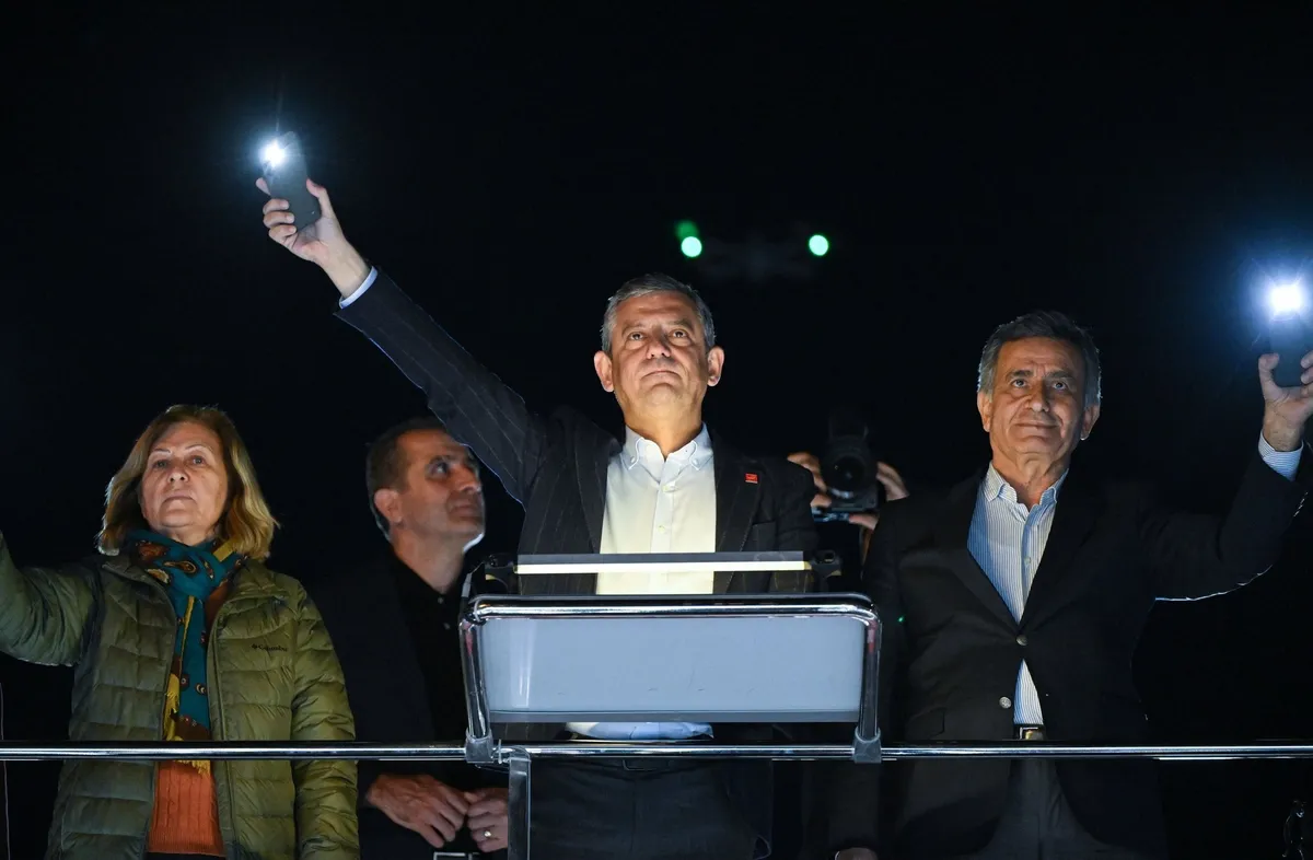 ozgur-ozelden-ak-partiye-tehdit-disarida-ne-belediye-baskani-kalir-ne-meclis-uyesi-1776752620116.jpeg Özgür Özel’den AK Parti’ye tehdit: Dışarıda ne belediye başkanı kalır ne meclis üyesi | "Vız gelir!"-2