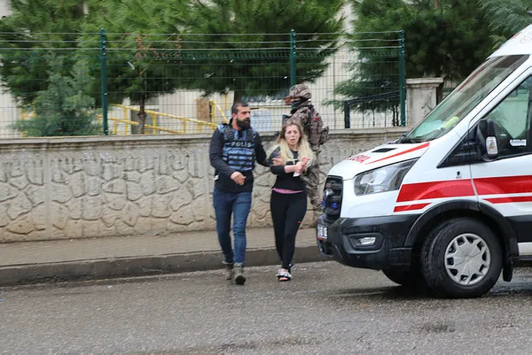 son-dakika-diyarbakirda-hareketli-anlar-ozel-harekat-polisleri-bir-evde-alikonulanlar-icin-operasyon-duzenledi-1616752198324.jpg SON DAKİKA: Diyarbakır'da hareketli anlar! Özel harekat polisleri bir evde alıkonulanlar için operasyon düzenledi-2