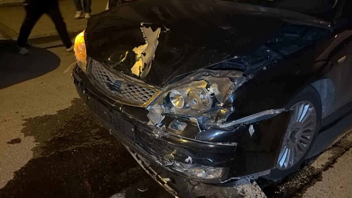 Eskişehir'de iki otomobil çarpıştı: 1'i çocuk 7 kişi yaralandı! Kaza anı güvenlik kamerasına yansıdı