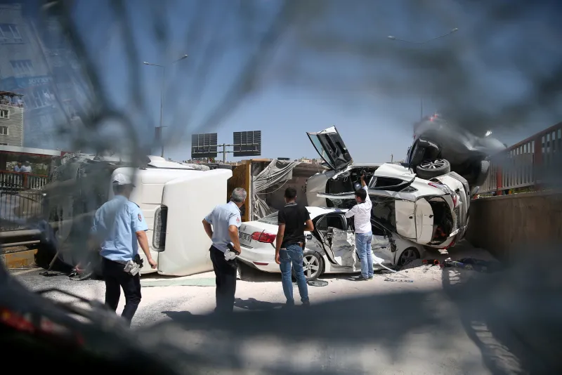 Freni boÅalan kamyon, 4 araca çarpıp yan yattı: 5 yaralı
