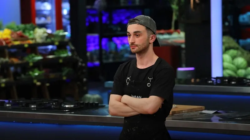 masterchefte-kim-elendi-dun-aksam-elenen-yarismaci-kimdir-masterchefte-ilk-kasigi-kim-aldi-1760163855141.jpg