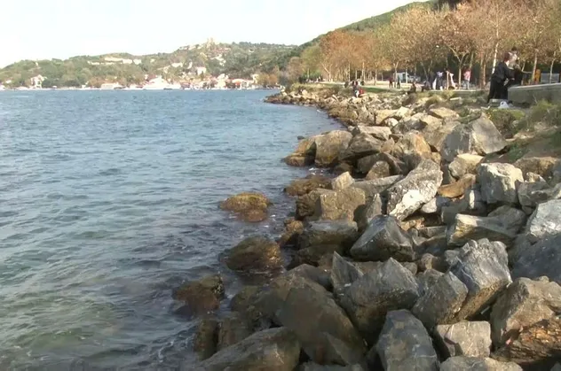 İstanbul Beykoz'da tedirgin eden görüntü! Bir anda 80 cm çekildi!