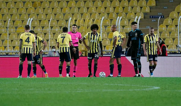 fenerbahcede-4-yil-sonra-bir-ilk-3-buyukler-disinda-1604917223779.jpg