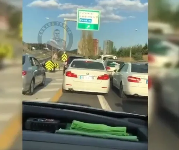 ambulansa-yol-vermeyen-dugun-konvoyundaki-9-surucuye-11-bin-tl-ceza-kesildi-1659288331562.jpeg Ambulansa yol vermeyen düğün konvoyundaki 9 sürücüye 11 bin TL ceza kesildi-4