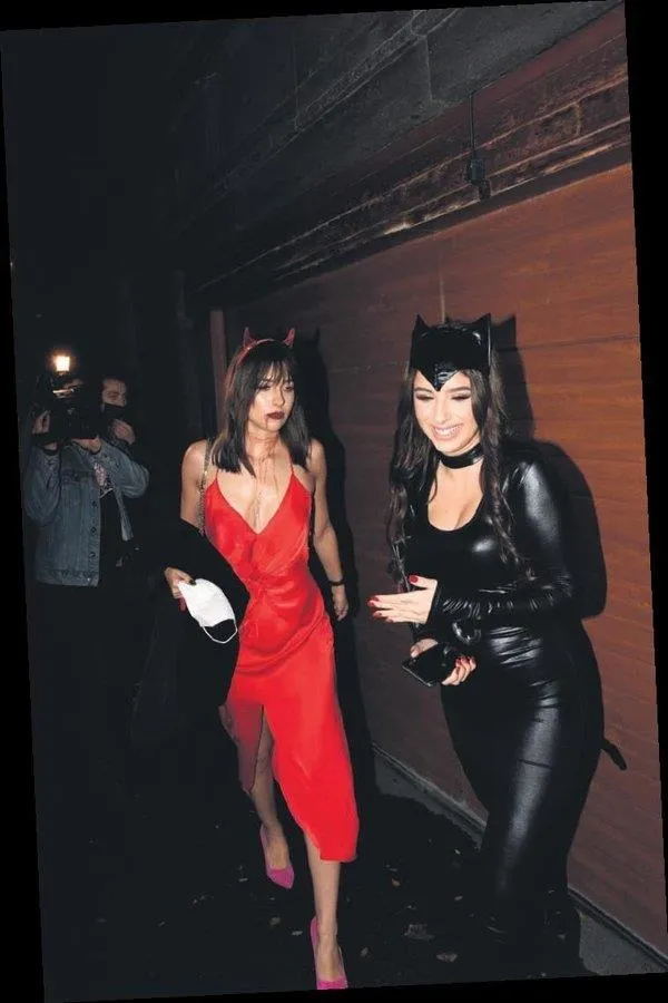 feryal-gulman-ve-kemal-gulmanin-oglu-aslan-gulmandan-skandal-cadilar-bayrami-icin-koronavirus-partisi-1604334280310.jpeg Feryal Gülman ve Kemal Gülman'ın oğlu Aslan Gülman’dan skandal! “Cadılar Bayramı” için koronavirüs partisi...-8