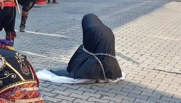 Türk kadınına saygısızlık! Çarşaflı kadını zincire bağladılar! Valilik harekete geçti
