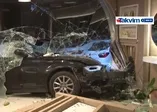 Lüks otomobil kadın kuaförüne böyle daldı