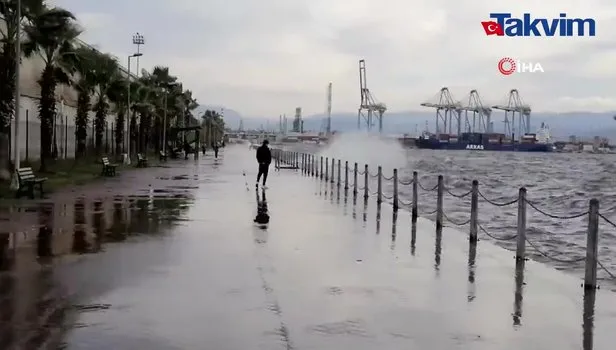 Kocaeli'de lodos etkili oluyor, dev dalgaların kıyıya vurma anları kameraya yansıdı