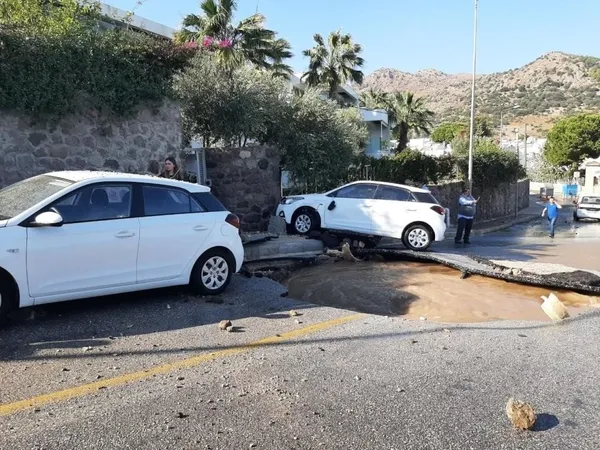 bodrumda-ana-su-hatta-borusu-bomba-gibi-patladi-iste-o-anlar-1635520494925.jpg Bodrum'da ana su hatta borusu bomba gibi patladı! İşte o anlar-4