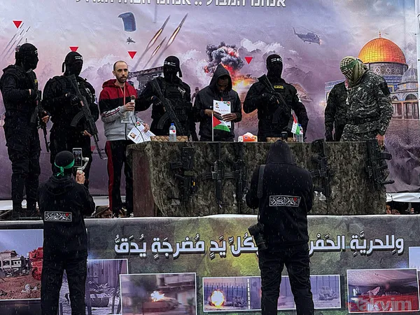 Kassam Tugayları’ndan takas alanında dünyaya mesaj: Ayakkabılarınızı çıkarın - 5