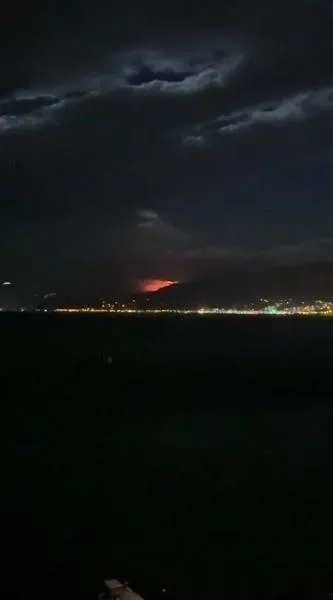 trabzonda-siddetli-firtina-yanginlara-neden-oldu-itfaiye-ekipleri-sarp-bolgeye-mudahale-edemiyor-olu-ya-da-yar-1701021000919.jpeg Trabzon'da şiddetli fırtına yangınlara neden oldu! İtfaiye ekipleri sarp bölgeye müdahale edemiyor | Vali Aziz Yıldırım bölgede: Ölü ya da yaralı var mı?-3