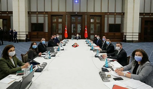 fuat-oktay-baskanliginda-cumhurbaskanligi-kulliyesinde-kritik-toplanti-masada-yerli-koronavirus-asisi-var-1621976764098.jpeg Fuat Oktay başkanlığında Cumhurbaşkanlığı Külliyesi'nde kritik toplantı: Masada yerli koronavirüs aşısı var-5