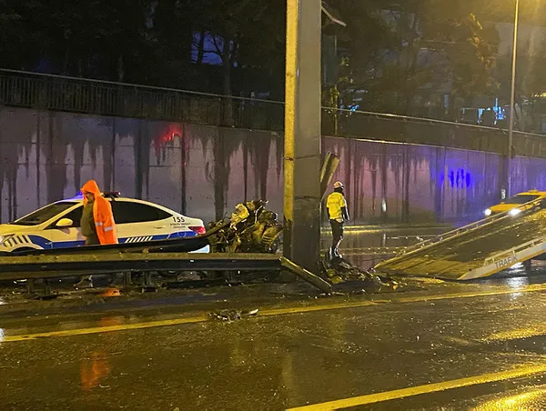 Ataşehir D-100 Karayolu'nda feci kaza: 2 ağır yaralı-2