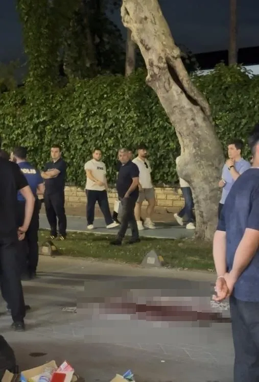 1780352656656.jpeg Çark Caddesi'nde feci ölüm: Yolcu minibüsünün çarptığı çocuk hayatını kaybetti-3