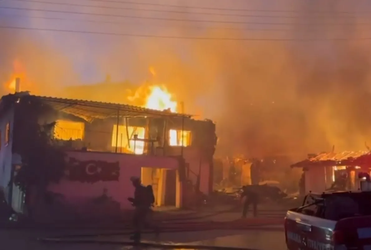 Yangında 3 ev 1 ahır yandı