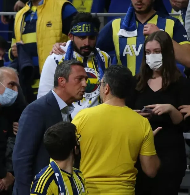 fenerbahce-taraftari-cileden-cikti-ali-koc-istifa-sesleri-yukselmeye-devam-ediyor-1640223004008.jpeg