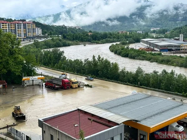 Batı Karadeniz'de sel felaketi! Dereler taştı, evleri su bastı, heyelan meydana geldi! Meteoroloji'den Batı Karadeniz için yeni uyarı - 18