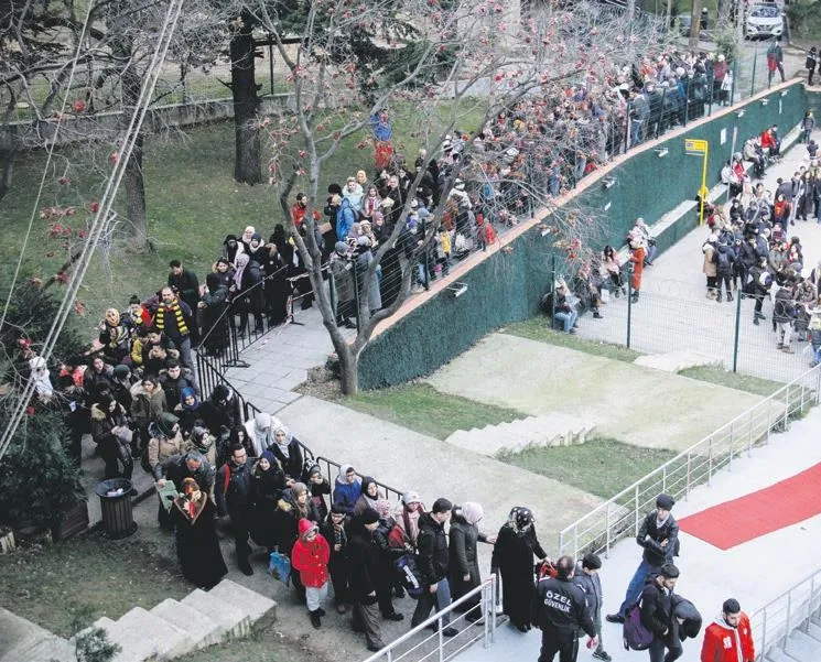 Uludağ aşkına 2 kilometrelik teleferik kuyruğu