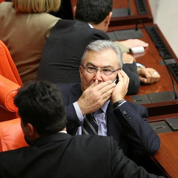 deniz-baykal-chpden-istifa-mi-ediyor-siyaset-gundemini-sallayan-iddia-1667295066435.jpeg