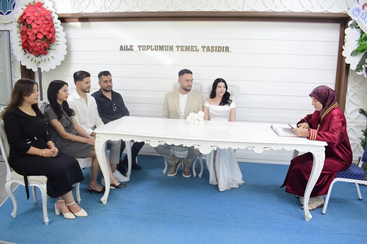 1782486802497.jpeg 26.06.2026 çılgınlığı! Evlenmek isteyen çiftler unutulmaz günde nikah dairelerine akın etti-6
