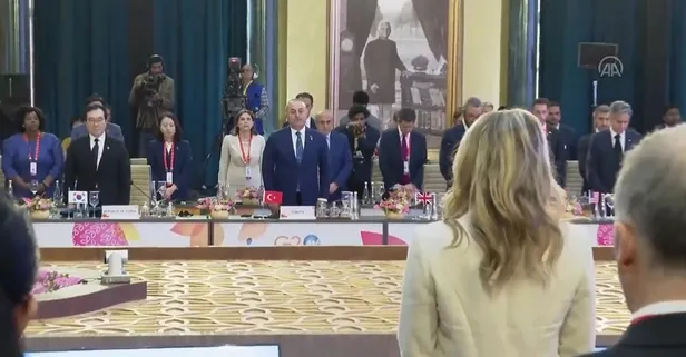 G20 toplantısı, Türkiye'deki depremlerde hayatını kaybedenler için saygı duruşuyla başladı