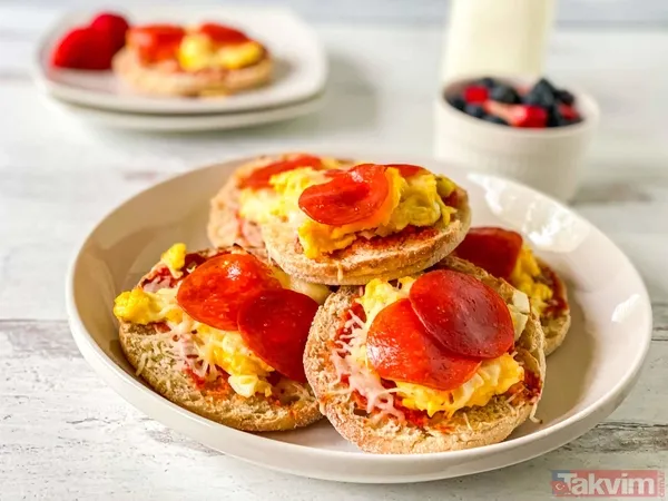 Yapılışına Geçelim Lavaşları Birer Birer Yuvarlak Olacak Şekilde Keserek Mini Pizza Tabanlarını Oluşturun. Biraz Zeytinyağı İle Hafifçe Yağlayın.