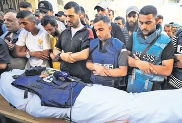 Katil İsrail 6 gazeteciyi hedef alıp öldürdü