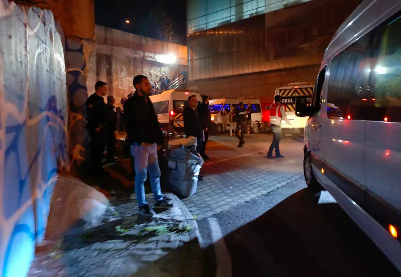 istanbulda-oy-pusulalari-okullara-getirildi-sandik-yemini-ederek-goreve-basladilar-1711859131225.jpg İstanbul'da oy pusulaları okullara getirildi! Sandık yemini ederek göreve başladılar-3