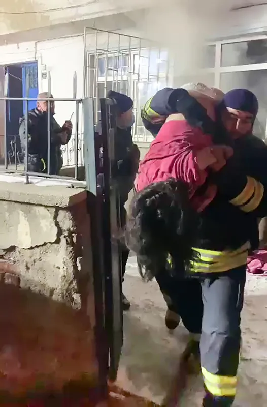 itfaiye-erinden-gorulmemis-fedakarlik-afgan-cocuklara-kendi-oksijen-maskesini-takti-sonrasinda-kalp-krizi-geci-1642411768319.jpg İtfaiye erinden görülmemiş fedakarlık! Afgan çocuklara kendi oksijen maskesini taktı sonrasında kalp krizi geçirdi-2