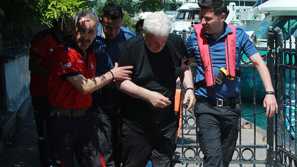 İstanbul'da korku dolu anlar! Bir anda vapurdan denize atladı-1