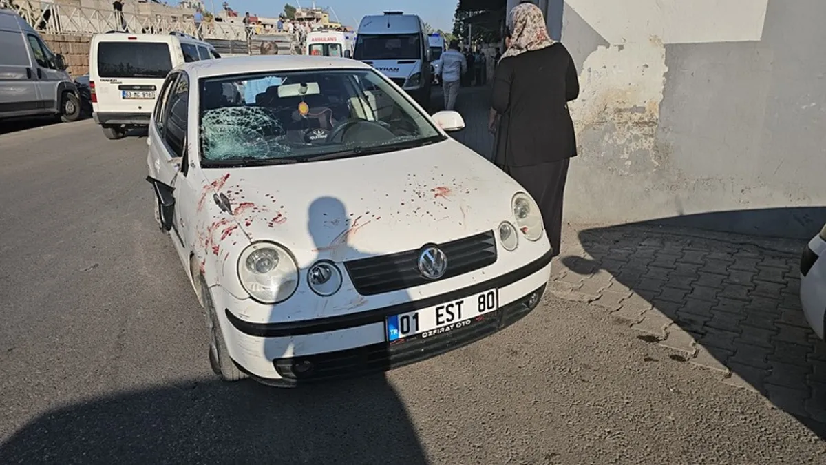 Şanlıurfa'da sokak ortasında facia! Husumetliler arasında taş, sopa ve silahlı kavga: 8 yaralı